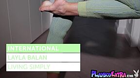 看Layla Balan脱光18岁娇小亚洲身材露小奶子嫩逼？