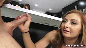 可爱18+陷阱独玩，金发女加入肛门三人行