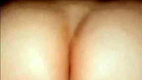 娇小哥伦比亚处女首次屈服肛交和双性爱