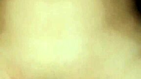 娇小哥伦比亚处女首次屈服肛交和双性爱