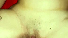 娇小哥伦比亚处女首次屈服肛交和双性爱