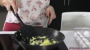 可爱18+陷阱独玩，金发女加入肛门三人行