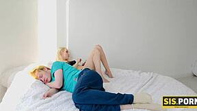 18+嫩妹在男友面前勾引继兄绿帽幻想😏