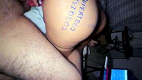 曲线荡妇达夫里在丈夫工作时用假阳具自慰。