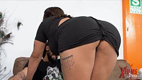 Delivery guy surprises boss's wife at home