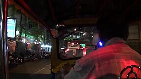 Tuktukpatrol娇小亚洲少女18+渴望狂野性爱