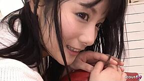 娇小日本少女首次尝试肛门假阳具，同时口交并口内射精，无码JAV试镜！😲