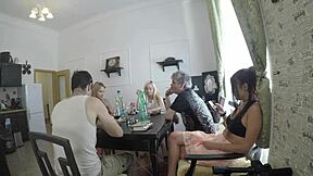 辣妹试衣变高跟迷你裙女同后台派对