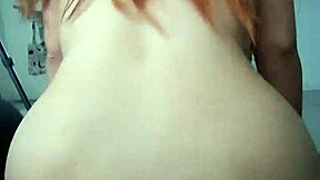 la madrastra de su amiga se arrodilla frente a el