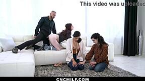 幸运丈夫随意使用艾丽亚·卡森、莱拉·洛克哈特和佩妮·巴伯