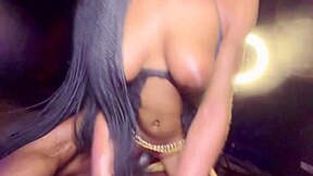 站在奴隶身上，骑完他的粗鸡巴后喷水高潮。