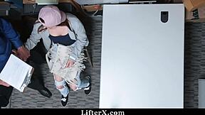 少女不得不和警察操才能回家