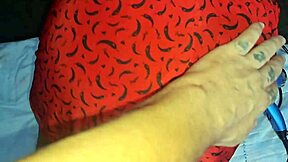 peguei a empregadinha sem camizeta na sala com calor ofereci grana ela me deu seu popo