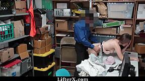 少女不得不和警察操才能回家