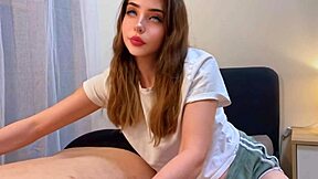 Sorpend� A Mi Padrastro Mirando Porno Y Le Hice Un Masaje Para Que Me Folle