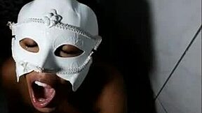 Mijando na boca no corpo dentro no anus dando o c� e gozando horrores.