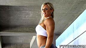 Cindy says 'look at my hardbody posing'