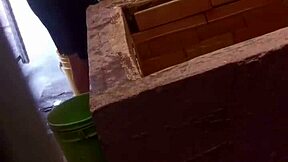 El primo me folla el culo hasta que deja su leche dentro cuando estoy lavando mi ropa, gaping and spreading my asshole.