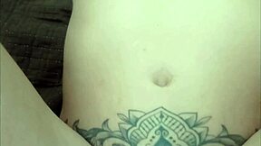 Professora do ensino m�dio tirou a virgindade do aluno e ele gozou igual um cavalo na buceta dela