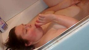 Watch Gloria masturbate with a dildo in the bathtub?