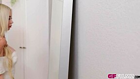 继母Andie Anderson与Naomi Ryder激烈女女磨镜