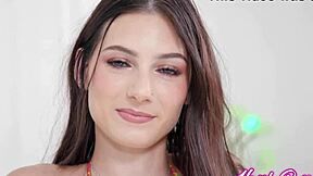 看看索菲泰勒甜美的晒痕和大鸡巴