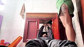 dona de casa solit�ria chama o encanador e acaba traindo o marido de forma selvagem no banheiro