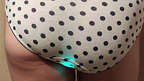 日本女学生18+探索肛门玩法，用闪亮肛塞和穿孔