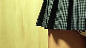 日本女学生18+探索肛门玩法，用闪亮肛塞和穿孔