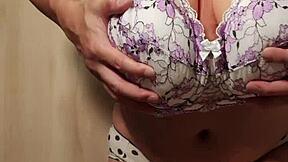 日本女学生18+探索肛门玩法，用闪亮肛塞和穿孔