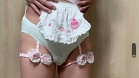 日本女学生18+探索肛门玩法，用闪亮肛塞和穿孔