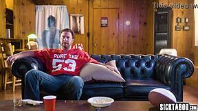 继父球队输球18+少女Charly Summer安慰他😏