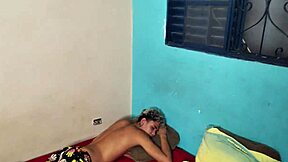 Entiado empolga massageando madrasta com bunda maior
