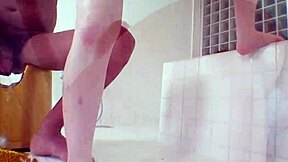 嘿性感内衣日本妹浴室3P狂欢内射