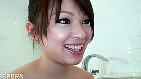 嘿性感内衣日本妹浴室3P狂欢内射