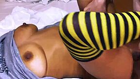 La colegiala se acuesta con el entrenador y se lo folla en su oficina