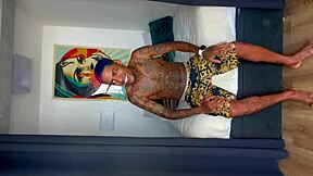 essa magrinha só goza com pau no cuzinho. petite brunette pornstar with big clit and ass.