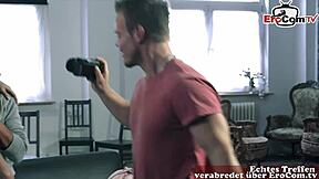 Straßen flirt - deutsche blonde teen 18+ abgeschleppt für anal dreier 💥