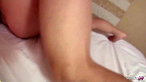 裸体日本丰满继妹被男孩骗上床，无码JAV