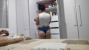 Amiga da esposa empresta escova de cabelo e acaba com pau ereto na buceta apertada