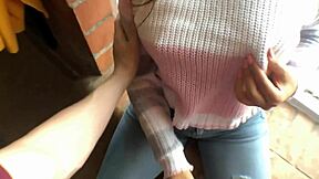 热辣小巧18+少女用舌头吸鸡巴，让我在她可爱嘴里情绪化射精