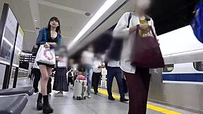 想看这个亚洲可爱女孩的射精动作吗？