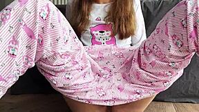 睡衣青少年玩小奶子硬喷水