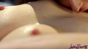 艾米莉·威利斯和艾登·阿什利撕扯衣服热情接吻