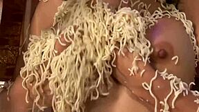 Kaiya Lynn狂吸鸡巴屁眼大开射精😏