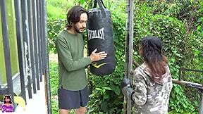 练拳击打到邻居只好用骚逼补偿