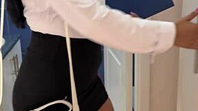 ASESORA INMOBILIARIA NOVATA ACEPTA FOLLAR CON SU CLIENTE EN LA CASA PARA HACER SU PRIMERA VENTA