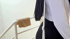 ASESORA INMOBILIARIA NOVATA ACEPTA FOLLAR CON SU CLIENTE EN LA CASA PARA HACER SU PRIMERA VENTA