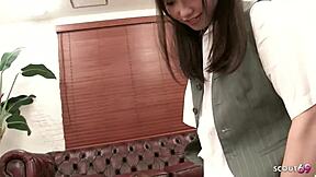 日本办公室女孩在狂野裸男内射中支配男孩