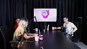 Blonde Feels Heat And Strips After Guest's Comment 😈